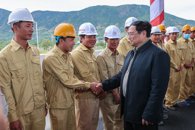 Làm đường có tâm như Tập đoàn Sơn Hải: Về đích sớm 3 tháng, tự bỏ tiền mở rộng lề đường để người dân di chuyển an toàn hơn - Ảnh 2.