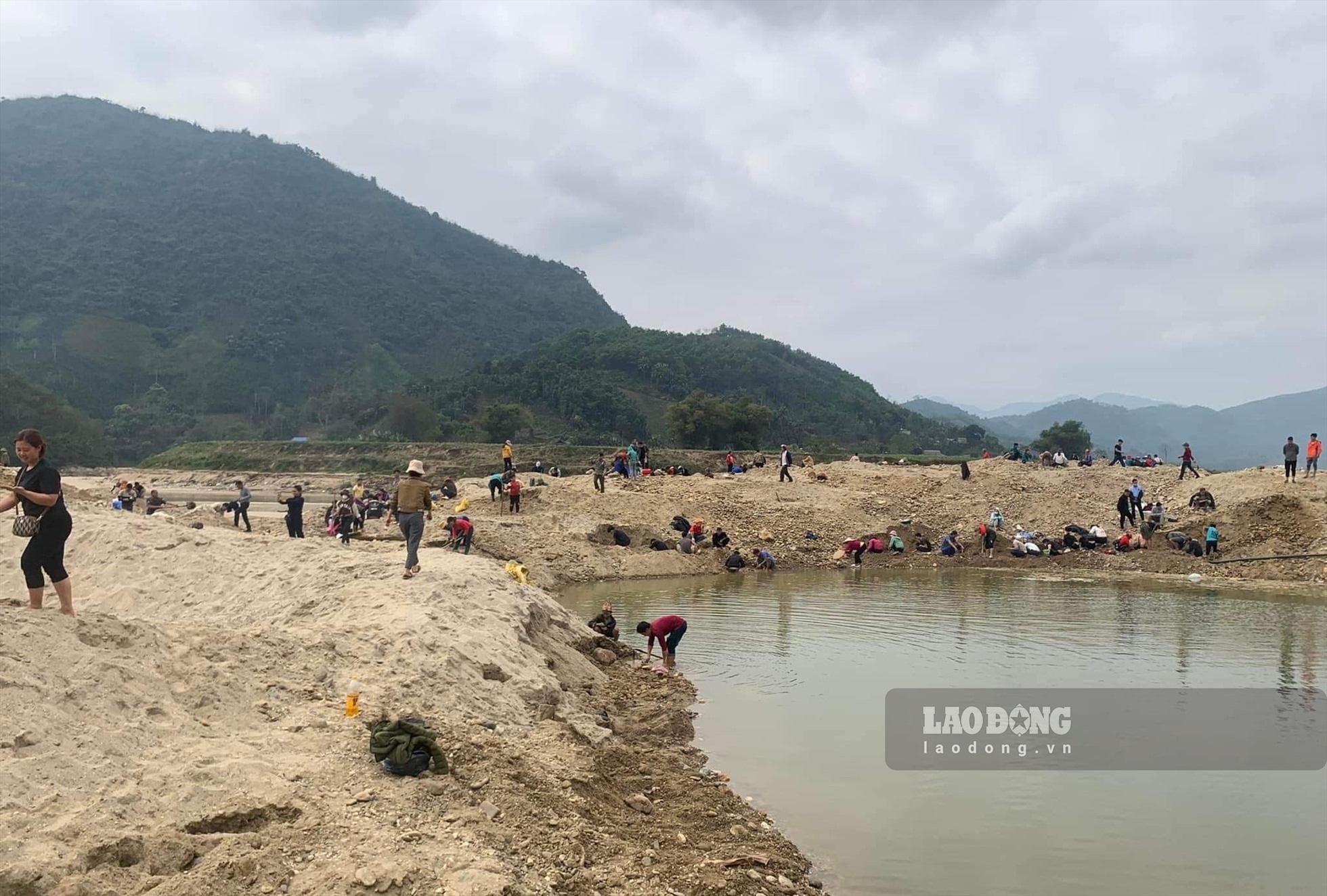 Từ trung tuần tháng 2 đến nay, xuất hiện tin đồn có người tìm thấy viên đá quý giá trị cao ở khu vực bãi cát sông Chảy, thuộc địa phận xã Minh Chuẩn, huyện Lục Yên, tỉnh Yên Bái. Từ đây, hàng trăm người dân trên địa bàn huyện Lục Yên đã đổ xô đi đào xới, tìm vận may.