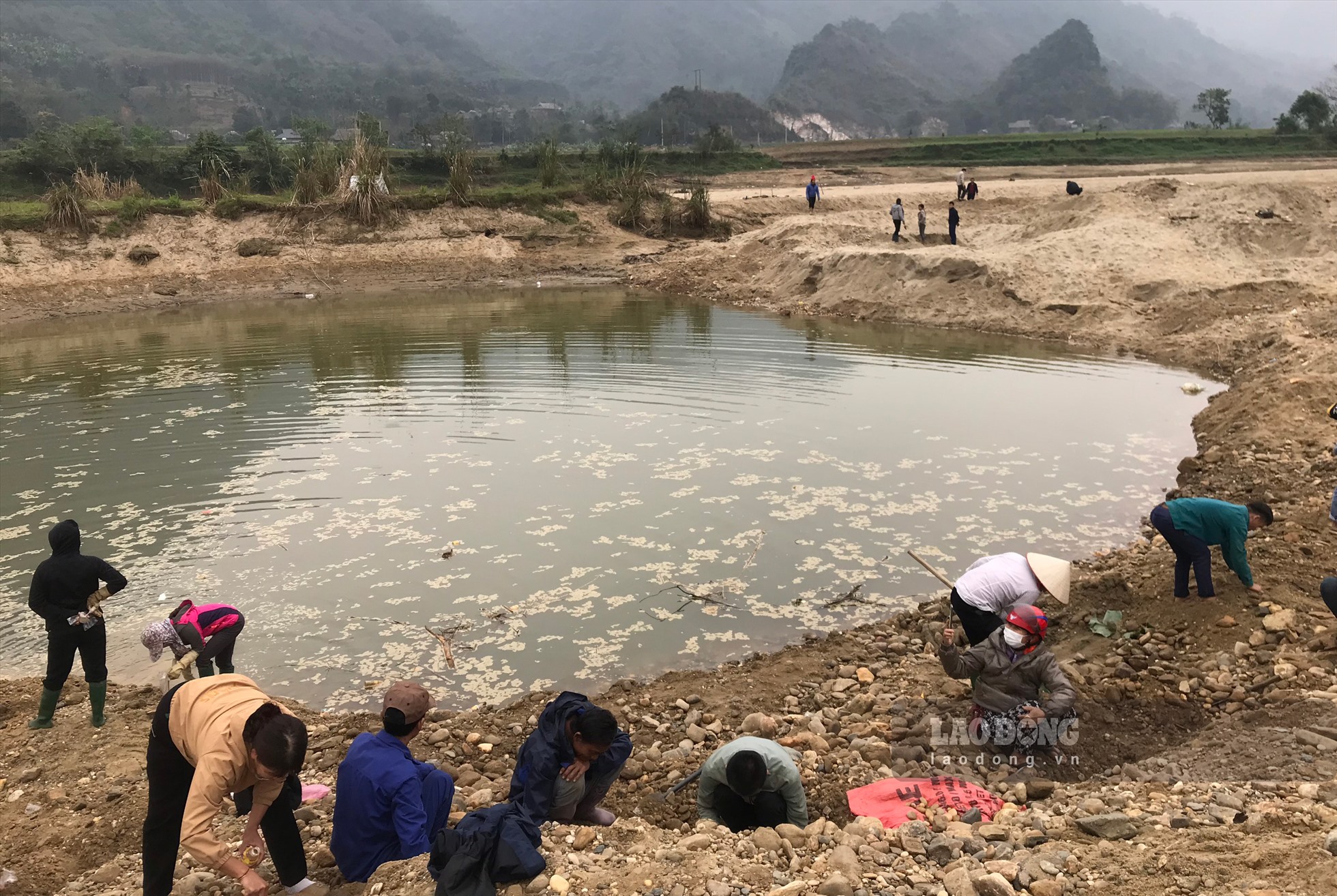 Tuy nhiên, trên thực tế, khi đến đây lật tung bãi cát dọc sông Chảy đoạn qua xã Minh Chuẩn, Tân Lĩnh, Tô Mậu cũng chỉ được những hạt vụn hay đá nhỏ dùng trang trí tranh không có giá trị gì.