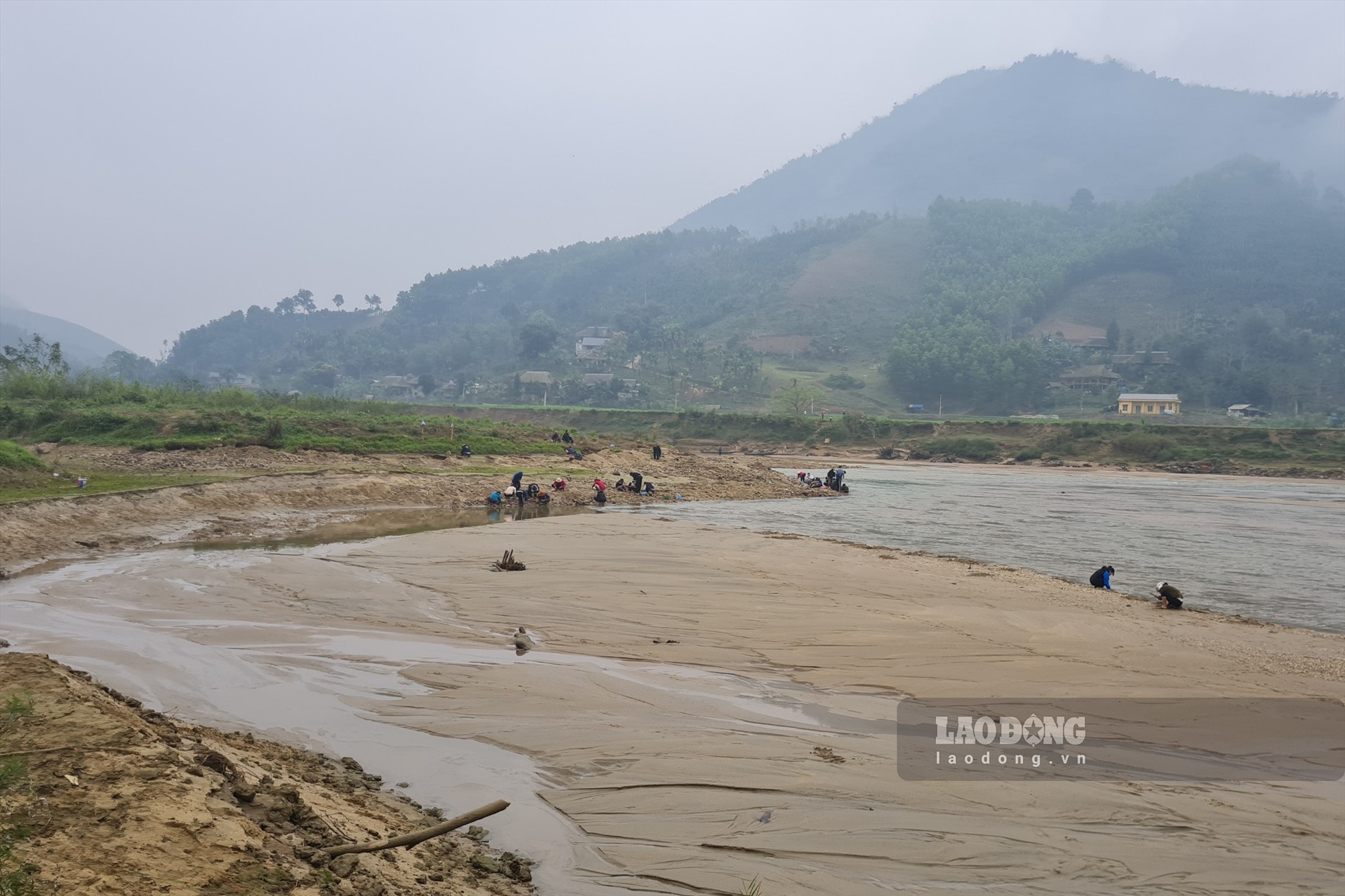 Đồng thời, thành lập các tổ xuống trực tiếp điểm có tụ tập đông người tuyên truyền, vận động người dân, nhằm đảm bảo an ninh trật tự tại địa phương.