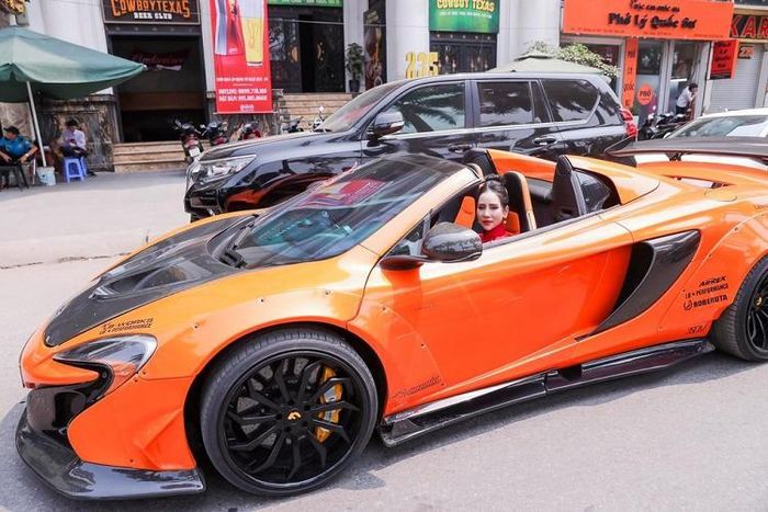  Nữ đại gia showroom tự lái siêu xe mui trần McLaren 650S Spider độ Liberty Walk. Ảnh: Ngọc Linh 