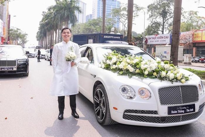  Chú rể diện áo dài trắng cùng xe đưa dâu là Bentley Flying Spur. Ảnh: Ngọc Linh 