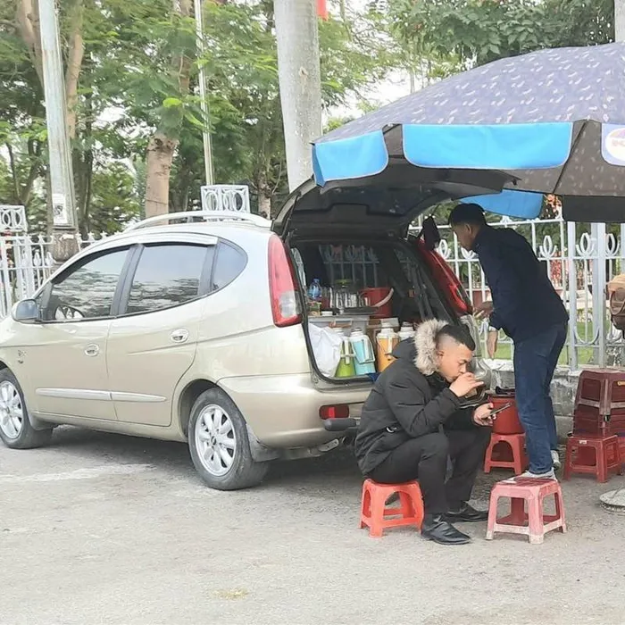 Được biết, chiếc xe này có giá trên thị trường dao động trên dưới 1 tỷ đồng. Sau khi hình ảnh chia sẻ lên MXH, netizen trầm trồ không ngớt, họ bình luận rằng có lẽ chị đi làm vì đam mê thôi chứ lời lãi gì khi tiền bán còn không đủ cho chị đổ xăng.