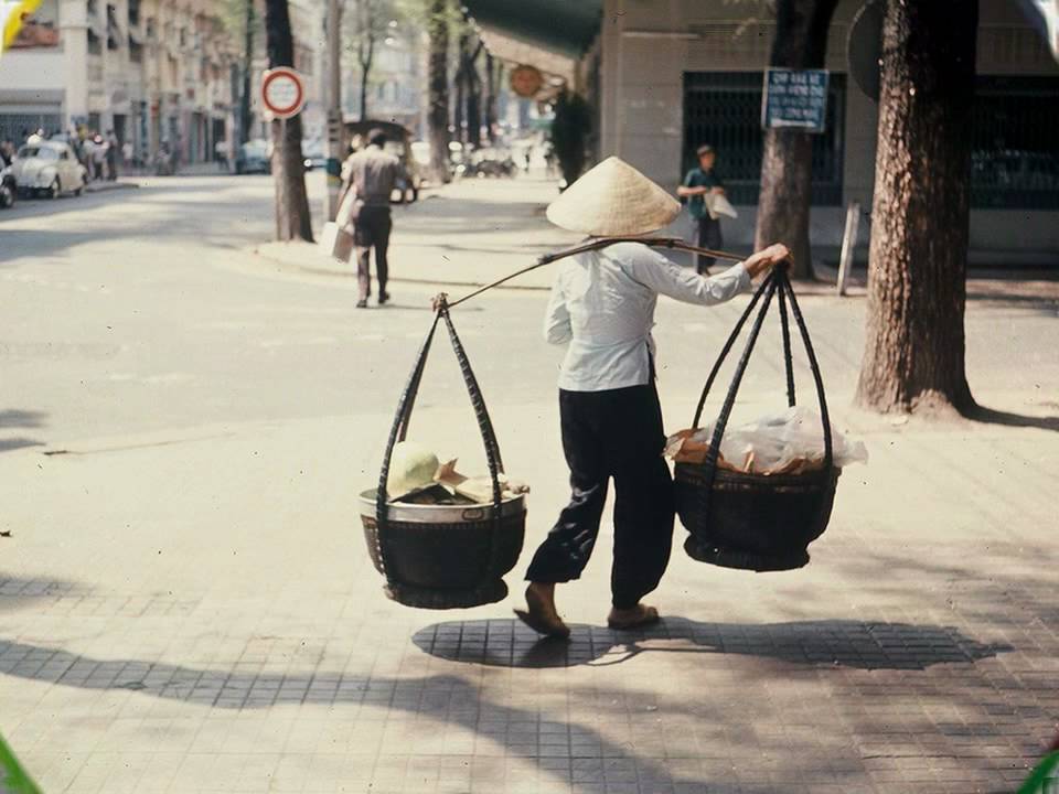 Cái đòn gánh, hình ảnh quen thuộc của người cần lao