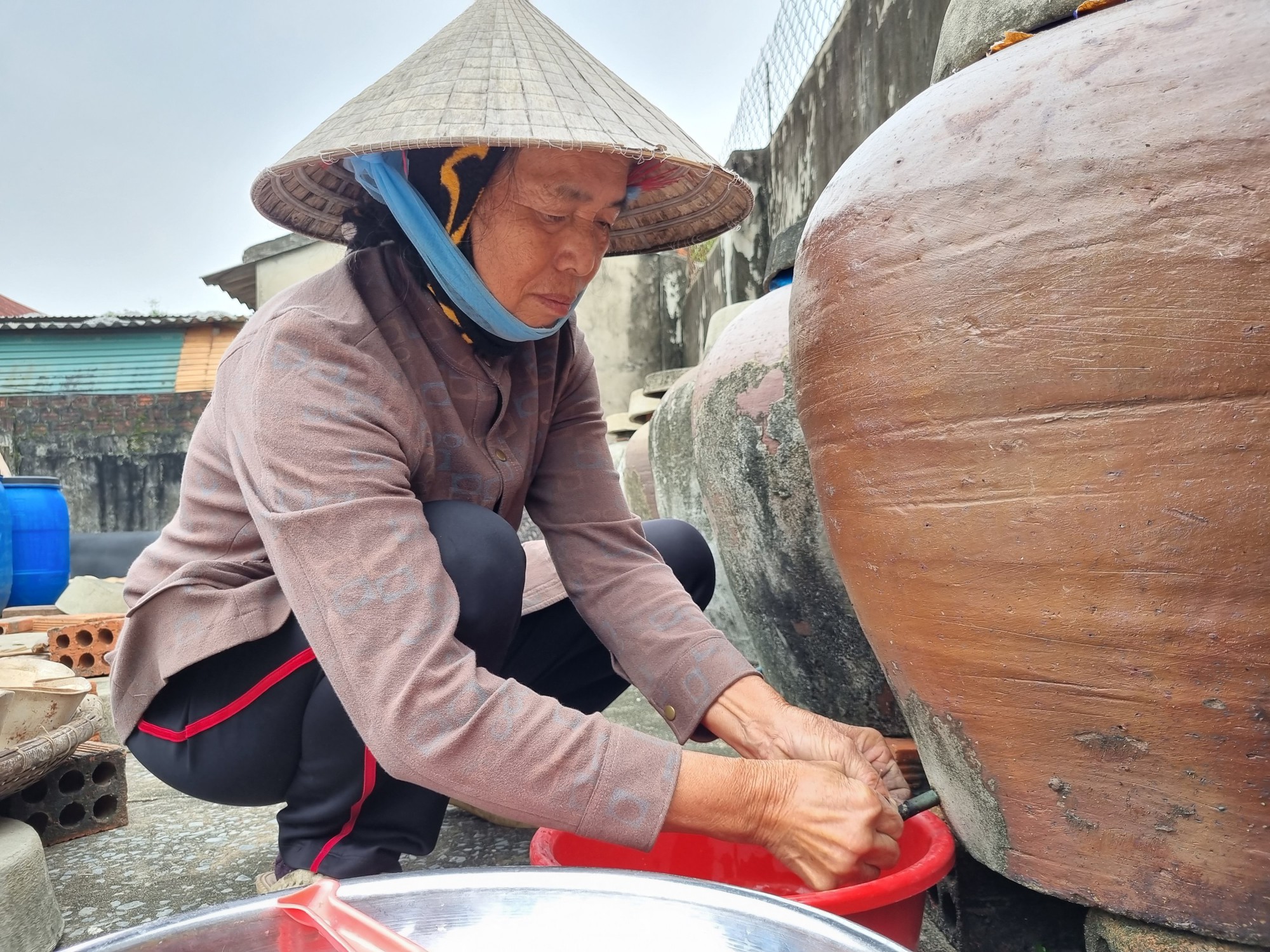 Học làm nước mắm từ năm 8 tuổi, cụ bà &quot;bỏ túi&quot; hàng trăm triệu mỗi năm - Ảnh 1.