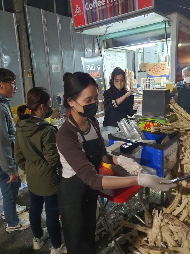 Cô gái bán mía gây sốt ở Hàn Quốc là bà chủ công ty, &quot;rảnh bán mía chơi&quot; ai ngờ 3 ngày kiếm 260 triệu - Ảnh 5.