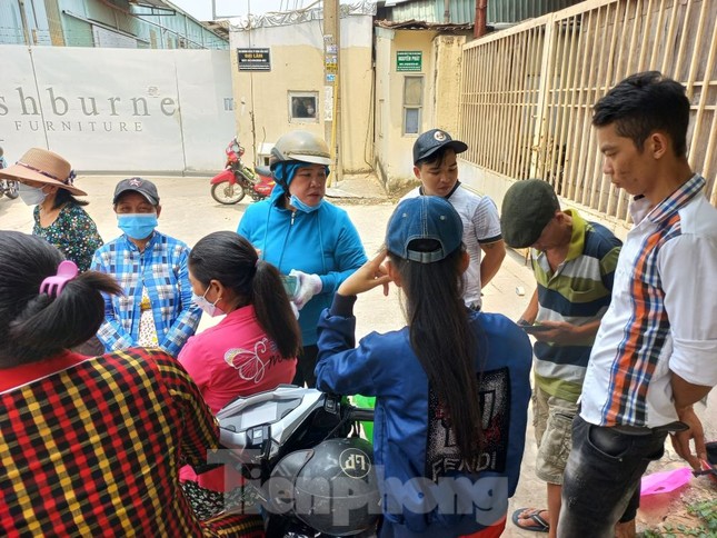 Sáng đi làm nhận tin nhà máy đóng cửa, công nhân 'cầu cứu' khắp nơi ảnh 1