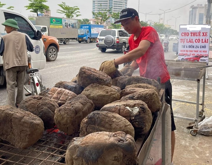 Thu nhập trở về 0, chủ quán nhậu mang “đất lạ” ra đường nướng, làm không kịp bán - 3